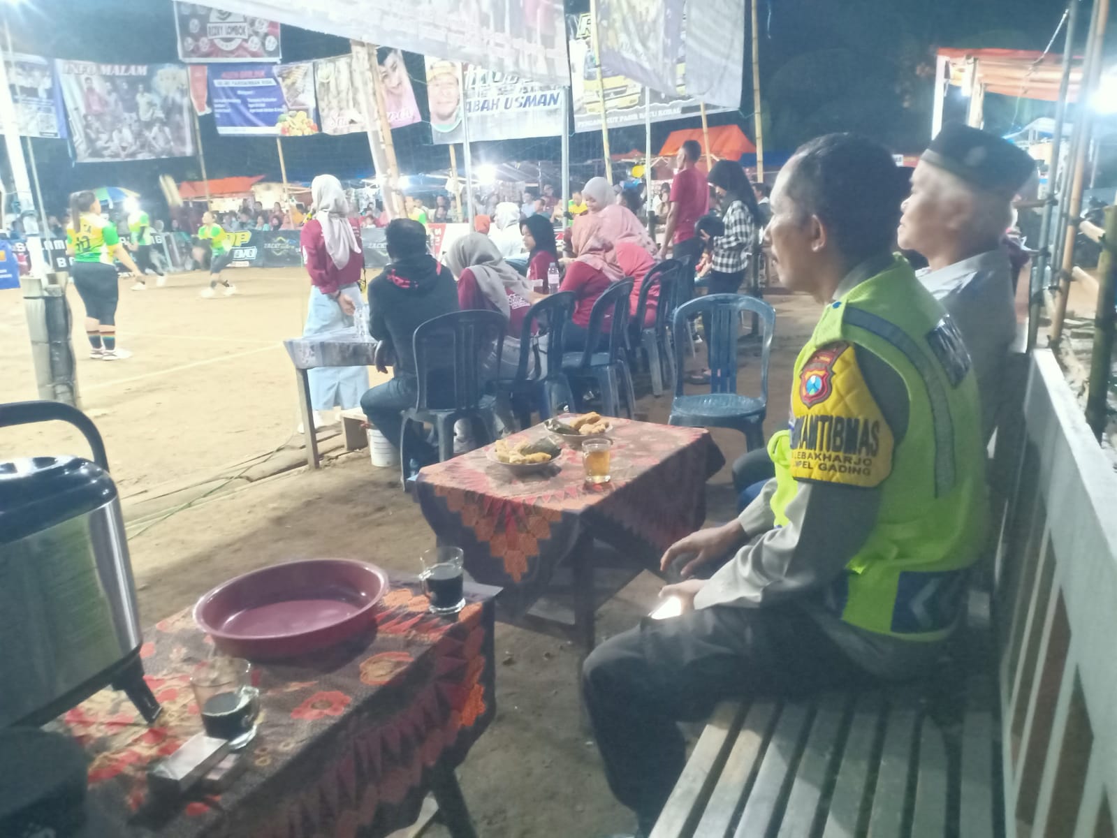 Polsek Ampelgading Amankan Turnamen Bola Voli Bakti Sosial di Sukomaju